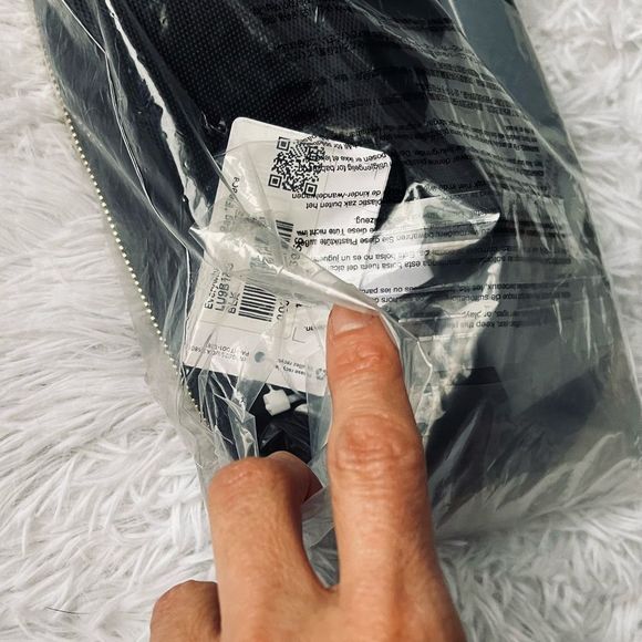 NEW Lululemon Everywhere Belt Bag Black Fleece 1L - Picture 9 of 16